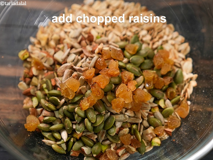 स्टेप 12 – १ टेबल-स्पून&nbsp;<a href=""https://www.tarladalal.com/glossary-chopped-raisins-hindi-599i"">कटे हुए किशमिश</a>&nbsp;डालें।