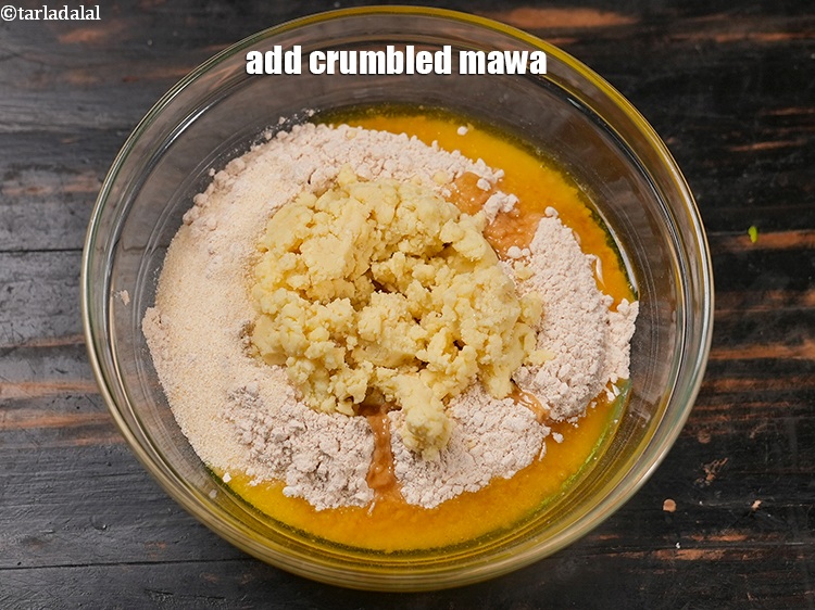 स्टेप 12 – १/२ कप&nbsp;<a href=""https://www.tarladalal.com/glossary-crumbled-mawa-hindi-2259i"">क्रम्बल किया हुआ मावा (खोया)</a>&nbsp;डालें।