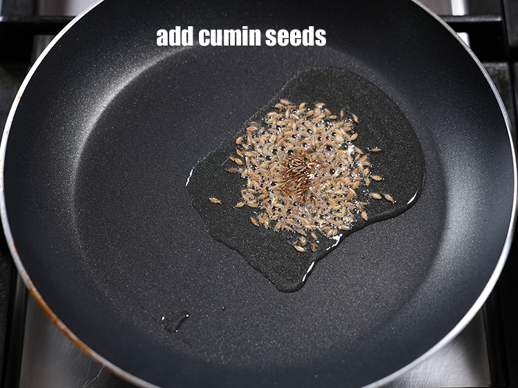 स्टेप 12 – १/२ टी-स्पून&nbsp;<a href=""https://www.tarladalal.com/glossary-cumin-seeds-jeera-zeera-hindi-381i"">जीरा</a>&nbsp;डालें&nbsp;।