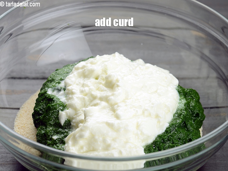 स्टेप 13 – १/२ कप&nbsp;<a href=""https://www.tarladalal.com/glossary-curd-dahi-yogurt-yoghurt-hindi-383i"">दही</a>&nbsp;&nbsp;डालें।