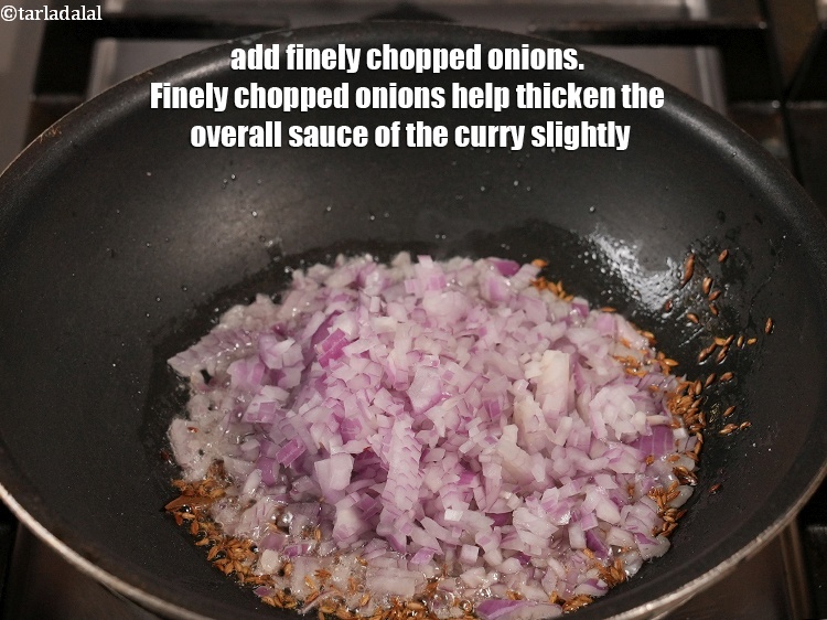 स्टेप 12 – १ कप&nbsp;बारीक&nbsp;<a href=""https://www.tarladalal.com/glossary-chopped-onions-hindi-722i"">कटा हुआ प्याज</a>&nbsp;डालें&nbsp;। बारीक कटा हुआ प्याज करी …