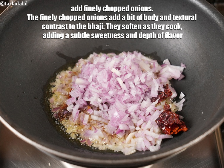 स्टेप 12 – १/२ कप&nbsp;बारीक&nbsp;<a href=""https://www.tarladalal.com/glossary-chopped-onions-hindi-722i"">कटा हुआ प्याज</a>&nbsp;डालें&nbsp;। बारीक कटा हुआ प्याज भाजी …