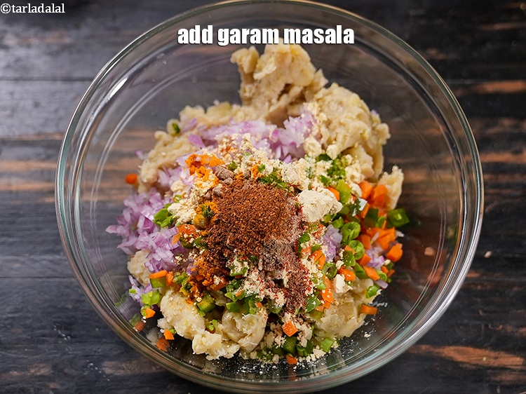 स्टेप 12 – १/४ टी-स्पून&nbsp;<a href=""https://www.tarladalal.com/glossary-garam-masala-hindi-296i"">गरम मसाला</a>&nbsp;डालें।&nbsp;&nbsp;