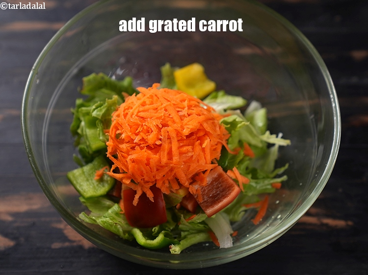 स्टेप 12 – १/२ कप&nbsp;<a href=""https://www.tarladalal.com/glossary-grated-carrot-hindi-816i"">कसा हुआ गाजर</a>&nbsp;&nbsp;डालें।