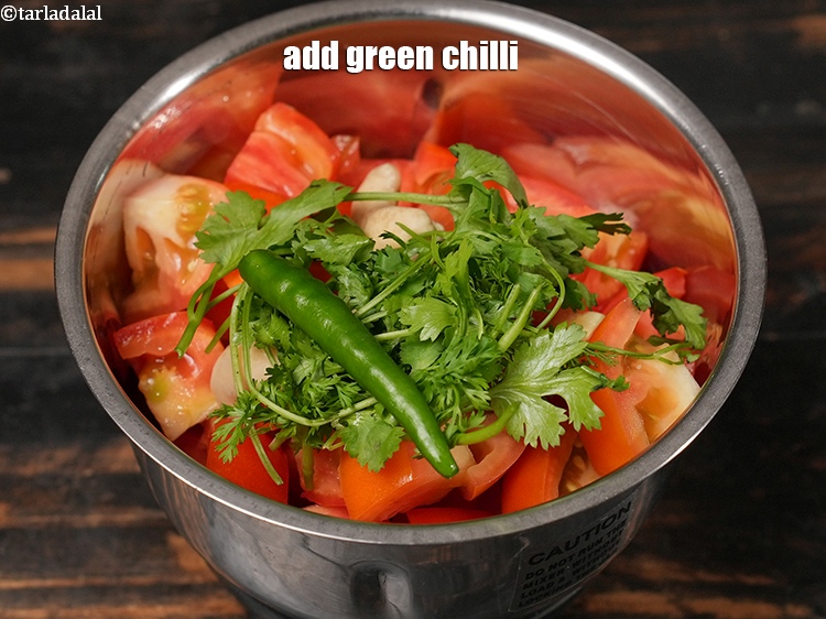 स्टेप 12 – १&nbsp;<a href=""https://www.tarladalal.com/glossary-green-chillies-hari-mirch-hindi-331i"">हरी मिर्च</a>&nbsp;डालें।&nbsp;&nbsp;