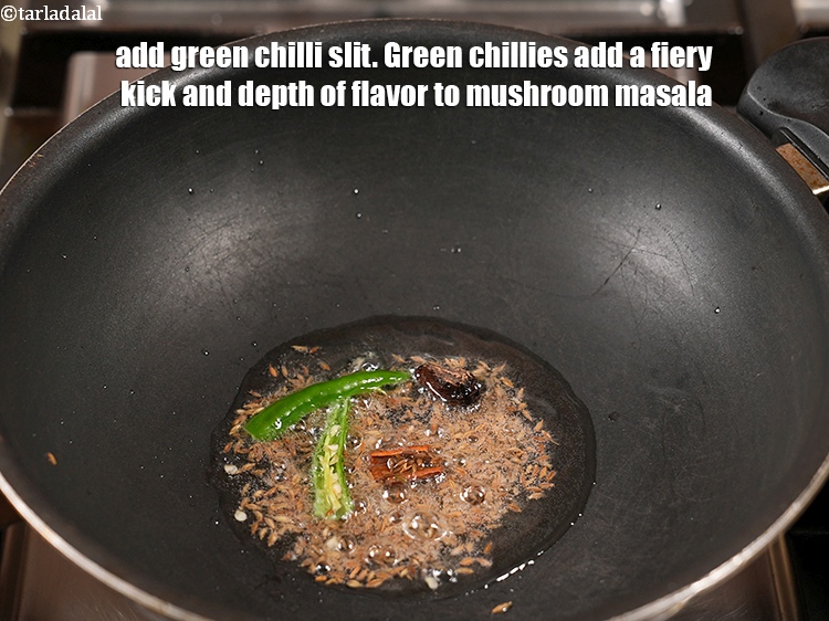 स्टेप 12 – १&nbsp;चिरी हुई&nbsp;<a href=""https://www.tarladalal.com/glossary-green-chillies-hari-mirch-hindi-331i"">हरी मिर्च</a>&nbsp;&nbsp;डालें &nbsp;। हरी मिर्च मशरूम मसाला में …