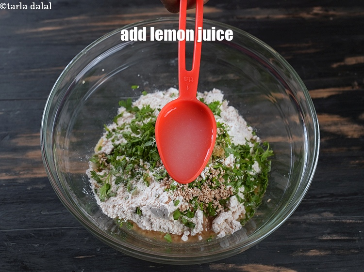 स्टेप 16 – ३/४ टेबल-स्पून&nbsp;<a href=""https://www.tarladalal.com/glossary-lemon-juice-numbi-ka-ras-nimbu-ka-juice-hindi-471i"">नींबू का रस</a>&nbsp;डालें।