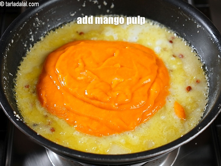 स्टेप 12 – आंच बंद कर दें,३/४ कप&nbsp;<a href=""https://www.tarladalal.com/glossary-mango-pulp-aam-ras-amras-hindi-146i"">आम का पल्प</a>&nbsp;डालें।