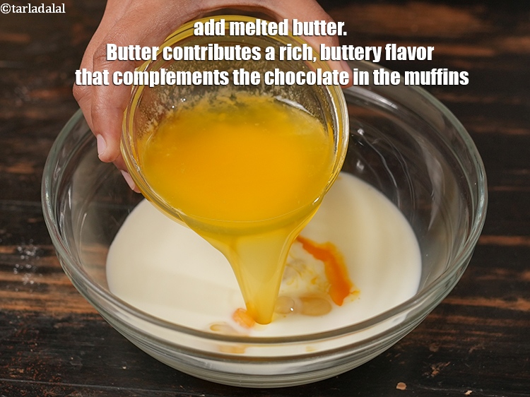 स्टेप 12 – १/२ कप&nbsp;<a href=""https://www.tarladalal.com/glossary-melted-butter-hindi-1941i"">पिघला हुआ मक्खन</a>&nbsp;डालें&nbsp;। मक्खन एक समृद्ध, मक्खनी स्वाद …