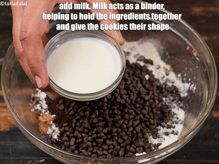 स्टेप 12 – २ कप&nbsp;<a href=""https://www.tarladalal.com/glossary-milk-doodh-full-cream-milk-hindi-514i"">दूध</a>&nbsp;डालें । दूध एक बाइंडर के रूप में …