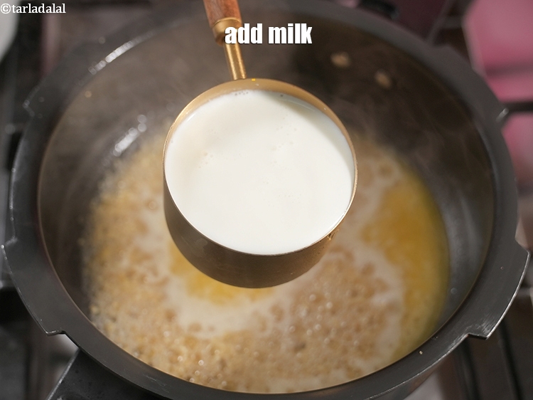 स्टेप 12 – १&nbsp;कप&nbsp;<a href=""https://www.tarladalal.com/glossary-milk-doodh-full-cream-milk-hindi-514i"">दूध</a>&nbsp;डालें&nbsp;।