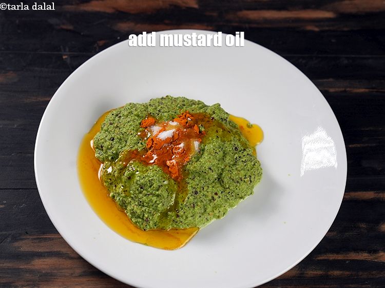 स्टेप 12 – १ टी-स्पून&nbsp;<a href=""https://www.tarladalal.com/glossary-mustard-oil-rai-ka-tel-sarson-ka-tel-hindi-942i"">सरसों का तेल</a>&nbsp;या&nbsp;<a href=""https://www.tarladalal.com/glossary-oil-hindi-671i"">तेल</a>&nbsp;<span style=""font-size:11pt""><span style=""font-family:Calibri,sans-serif""><span style=""background-color:white""><span style=""font-family:&quot;Nirmala …