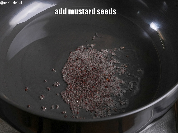 स्टेप 28 – १ टी-स्पून&nbsp;<a href=""https://www.tarladalal.com/glossary-mustard-seeds-sarson-rai-sarson-ke-beej-hindi-525i"">सरसों (राई)</a>&nbsp;डालें।