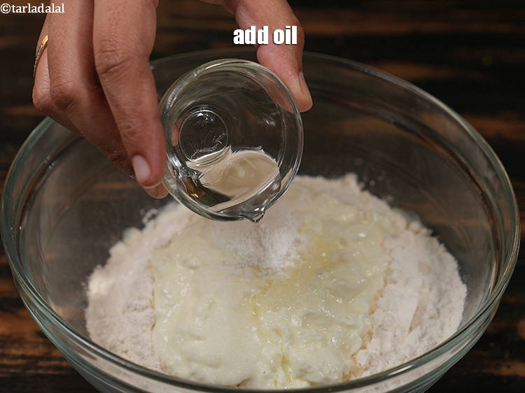 स्टेप 12 – २ टी-स्पून&nbsp;<a href=""https://www.tarladalal.com/glossary-oil-hindi-671i"">तेल</a>&nbsp;डालें।