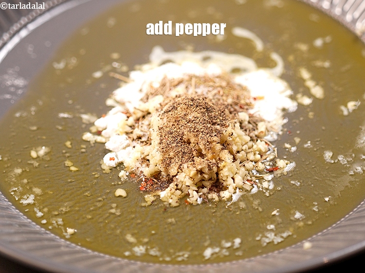 स्टेप 12 – स्वादानुसार काली मिर्च डालें।