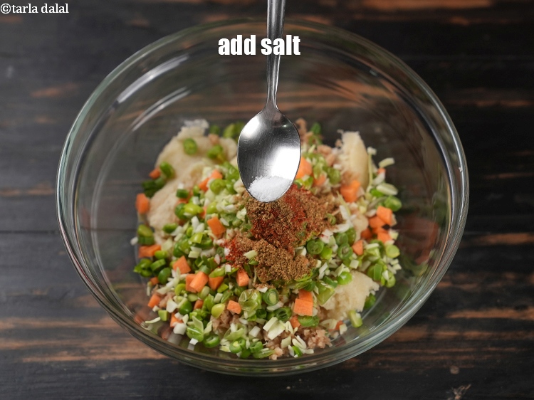 स्टेप 12 – १/८ टी-स्पून&nbsp;<a href=""https://www.tarladalal.com/glossary-salt-namak-table-salt-hindi-418i"">नमक</a>&nbsp;डालें।&nbsp;