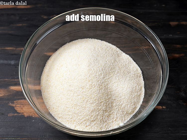 स्टेप 12 – ३/४ कप&nbsp;<a href=""https://www.tarladalal.com/glossary-broken-cashew-nut-hindi-906i"">सूजी (रवा)</a>&nbsp;डालें।