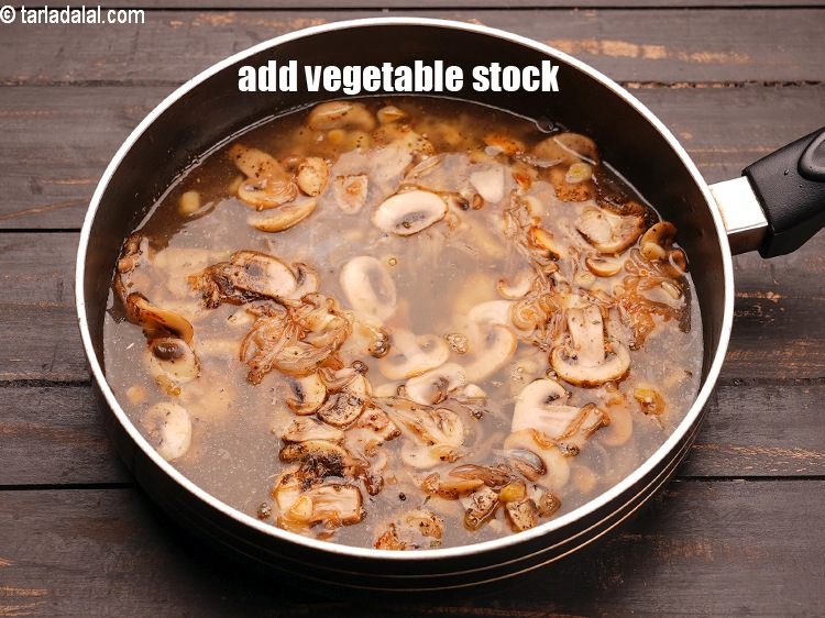 स्टेप 12 – १ कप&nbsp;<a href=""https://www.tarladalal.com/basic-vegetable-stock-hindi-38556r"">वेजिटेबल स्टॉक</a>&nbsp;&nbsp;डालें।