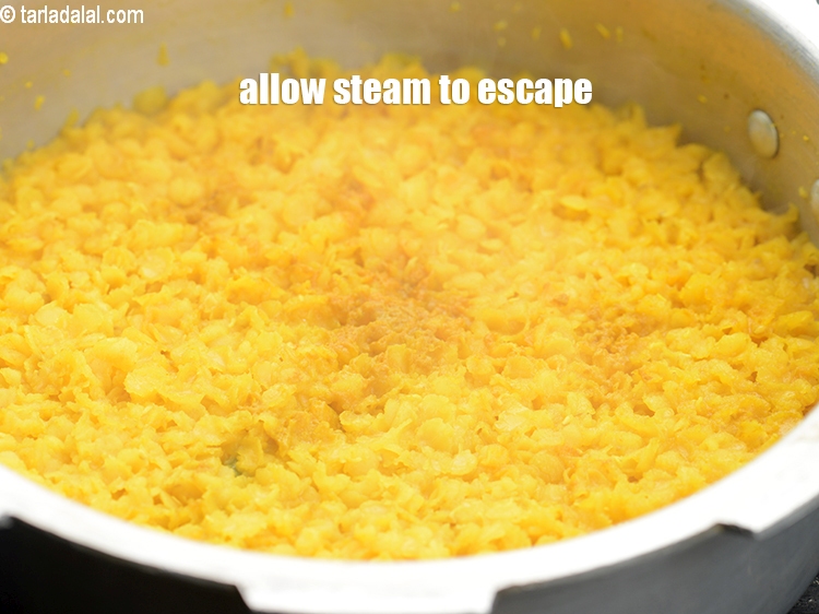 स्टेप 13 – ढक्कन खोलने से पहले भाप को निकलने दें।&nbsp;