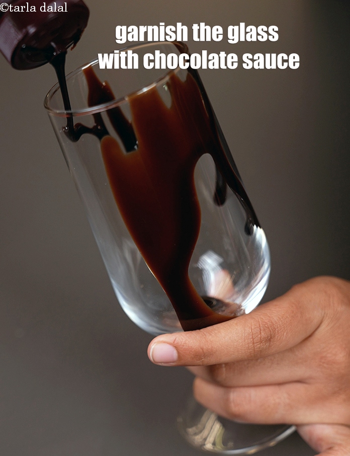 स्टेप 12 – ग्लास को चॉकलेट सॉस से गार्निश करें।