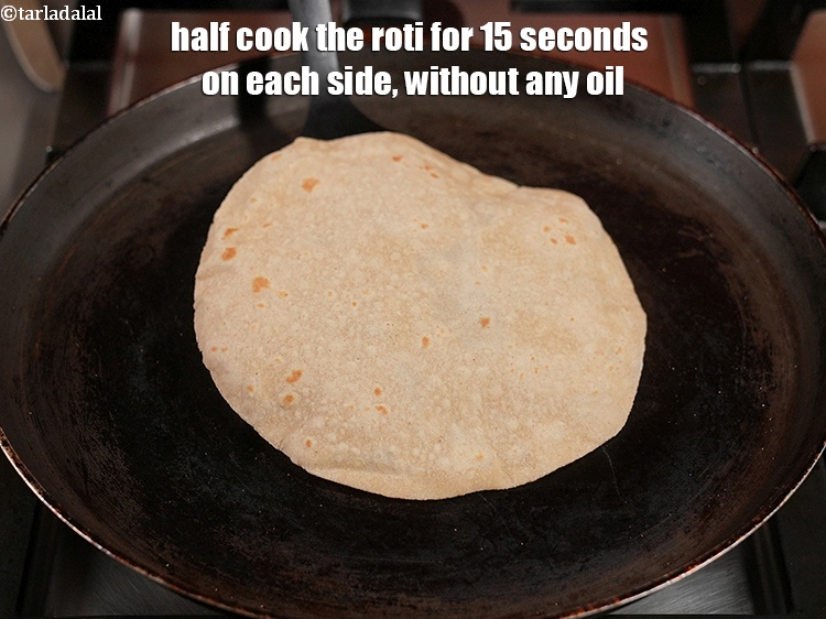स्टेप 12 – रोटी को बिना तेल लगाए, दोनों तरफ से 15 सेकंड …