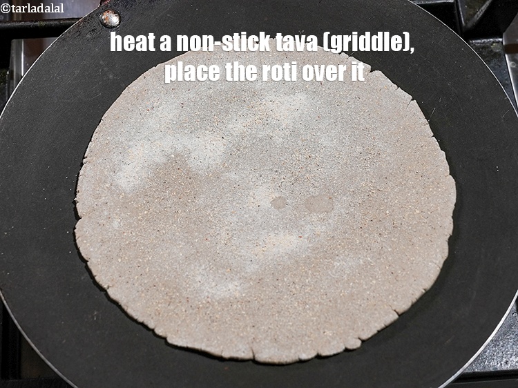 स्टेप 12 – एक नॉन-स्टिक तवा गरम करें, उस पर रोटी रखें।