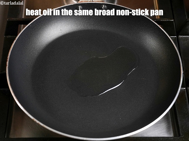 स्टेप 12 – उसी चौड़े नॉन-स्टिक पैन में 1 बड़ा चम्मच <a href="https://www.tarladalal.com/glossary-oil-hindi-671i">तेल</a> …