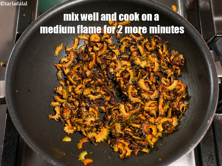 स्टेप 13 – अच्छी तरह मिलाएं और मध्यम आंच पर 2 मिनट तक …