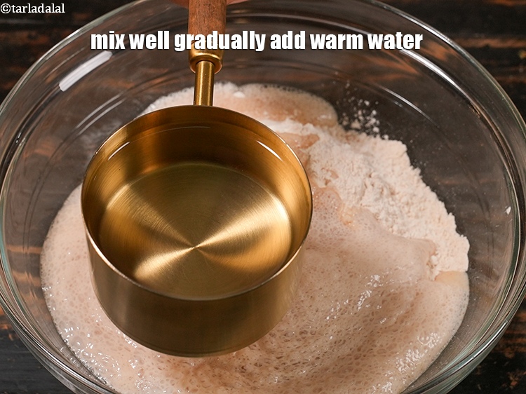 स्टेप 11 – धीरे-धीरे गुनगुना पानी डालें।