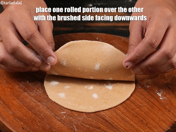 स्टेप 13 – एक रोल किए हुए भाग को दूसरे के ऊपर इस …