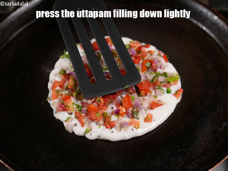 स्टेप 52 – टॉपिंग को चपटी करछुल से या अपनी उँगलियों से हल्के …