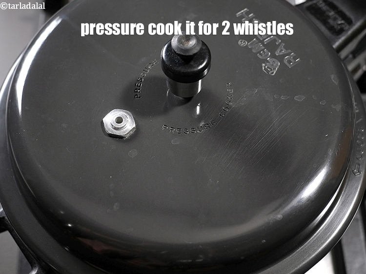 स्टेप 12 – इसे 2 सीटी आने तक प्रेशर कुक करें।