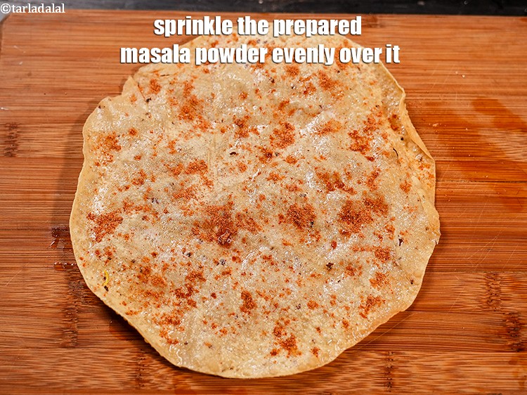 स्टेप 12 – तैयार मसाला पाउडर इसके ऊपर समान रूप से छिड़कें।