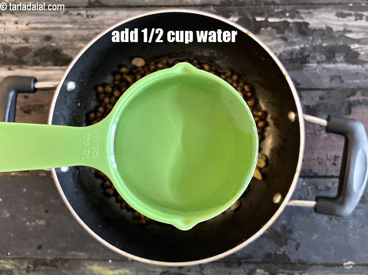 स्टेप 21 – 1/2 कप पानी डालें।