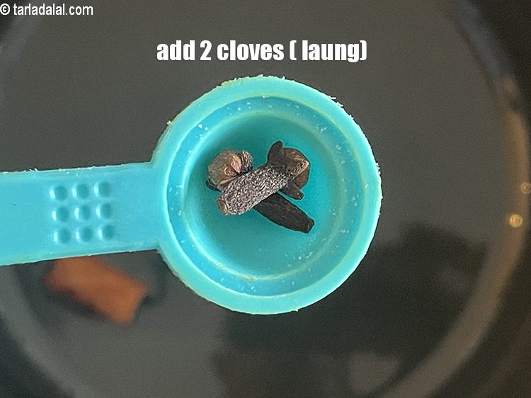 स्टेप 12 – २&nbsp;<a href=""https://www.tarladalal.com/glossary-cloves-laung-lavang-hindi-322i"">लौंग (लवांग)</a>&nbsp;डालें।