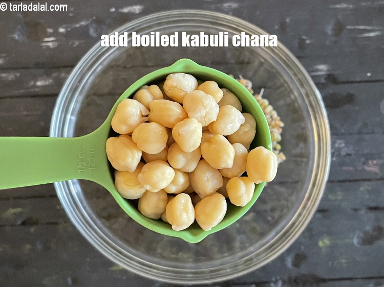 स्टेप 29 – १/४ कप&nbsp;भिगोया और&nbsp;<a href=""https://www.tarladalal.com/glossary-boiled-kabuli-chana-hindi-1354i"">उबला हुआ काबुली चना</a>&nbsp;डालें।&nbsp;
