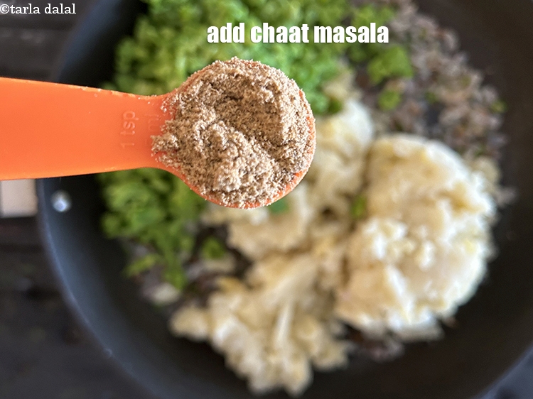 स्टेप 14 – २ टी-स्पून&nbsp;<a href=""https://www.tarladalal.com/glossary-chaat-masala-hindi-300i"">चाट मसाला</a>&nbsp;डालें।