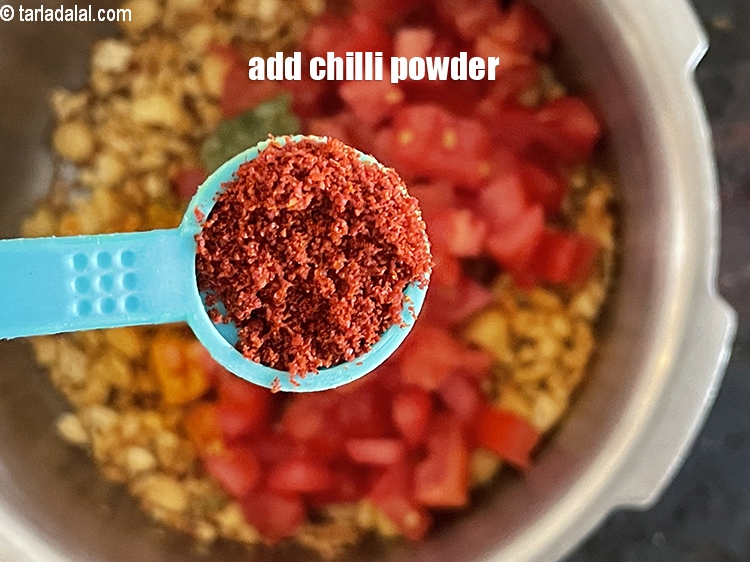 स्टेप 14 – १/२ टी-स्पून&nbsp;<a href=""https://www.tarladalal.com/glossary-chilli-powder-red-chilli-powder-hindi-339i"">लाल मिर्च पाउडर</a>&nbsp;डालें।