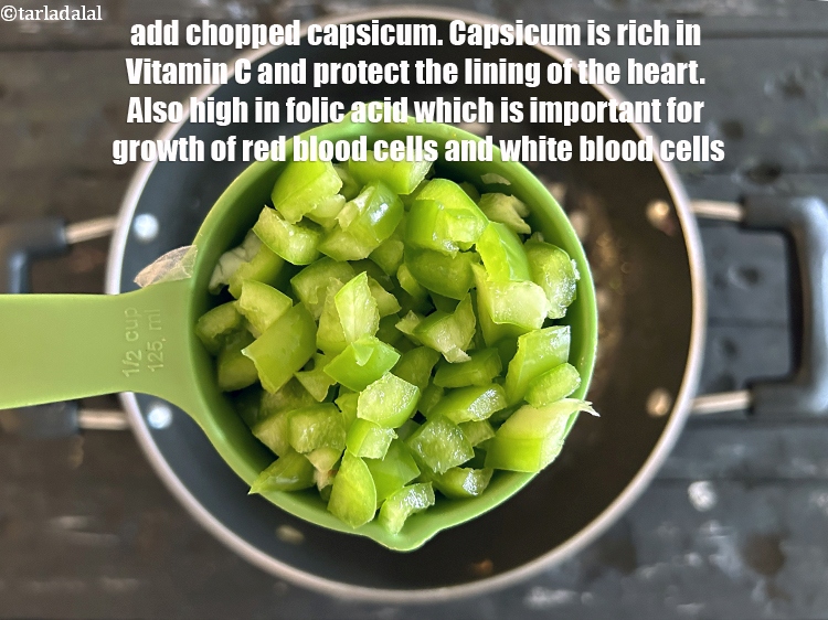 स्टेप 16 – १/२ कप&nbsp;<a href=""https://www.tarladalal.com/glossary-chopped-capsicum-hindi-164i"">कटी हुई शिमला मिर्च</a>&nbsp;डालें&nbsp;।&nbsp;<a href=""https://www.tarladalal.com/recipes-for-Vitamin-C-Rich-Indian-Recipes-in-hindi-language-804"">विटामिन&nbsp;सी&nbsp;से&nbsp;भरपूर</a>, शिमला मिर्च <a …