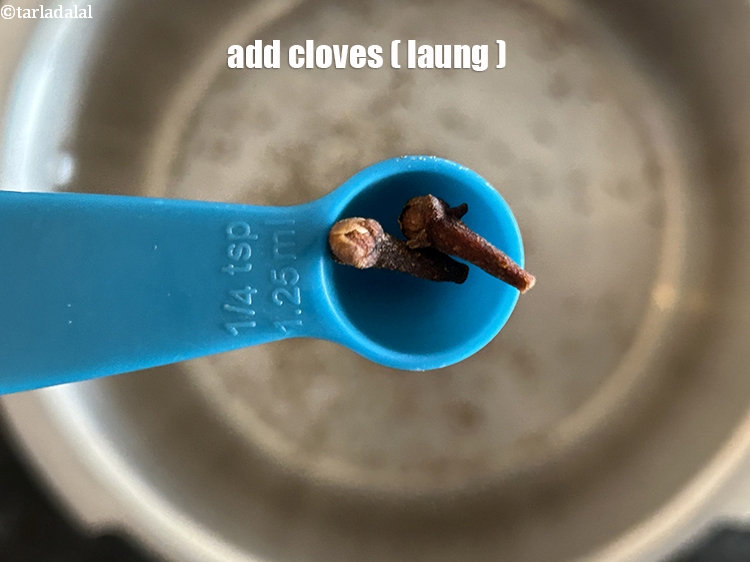 Step 14 – <html><head></head><body><p>Add&nbsp;2&nbsp;<a href="glossary-cloves-laung-lavang-322i">cloves (laung / lavang)</a>.</p></body></html>