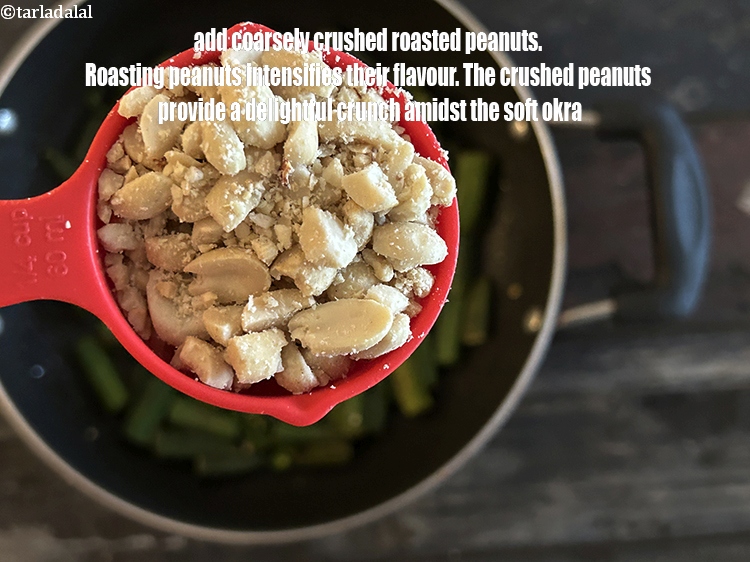 स्टेप 17 – १/२ कप&nbsp;<a href=""https://www.tarladalal.com/glossary-roasted-and-crushed-peanuts-hindi-1817i"">भूनी और दरदरी क्रश की हुई मूंगफली</a>&nbsp;डालें।&nbsp;मूंगफली को …