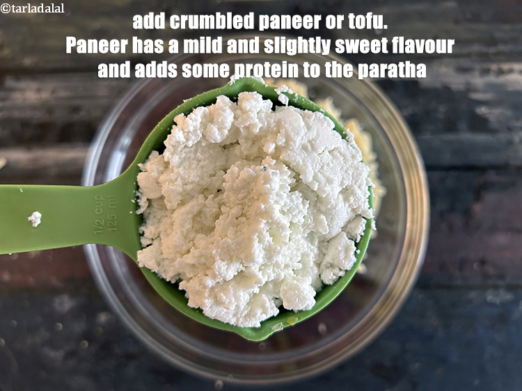 स्टेप 12 – १/२ कप&nbsp;<a href=""https://www.tarladalal.com/glossary-crumbled-paneer-hindi-997i"">क्रम्बल किया हुआ पनीर</a>&nbsp;डालें।&nbsp;पनीर का स्वाद हल्का और …