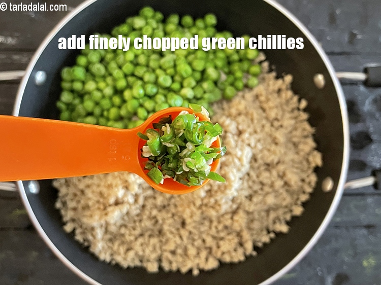 स्टेप 17 – १ १/२ टी-स्पून&nbsp;बारीक&nbsp;<a href=""https://www.tarladalal.com/glossary-chopped-green-chilli-hindi-820i"">कटी हुई हरी मिर्च</a>&nbsp;डालें&nbsp;।