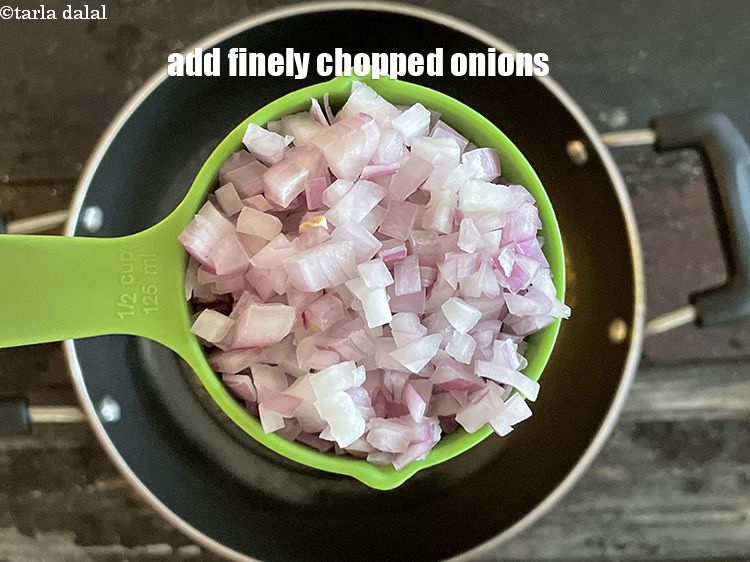 स्टेप 15 – १/२ कप&nbsp;बारीक&nbsp;<a href=""https://www.tarladalal.com/glossary-chopped-onions-hindi-722i"">कटा हुआ प्याज़</a>&nbsp;डालें।&nbsp;&nbsp;