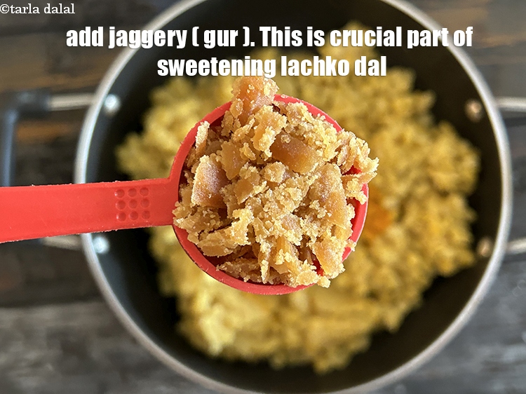 स्टेप 22 – <strong>१ 1/2 टेबल-स्पून</strong>&nbsp;<a href=""https://www.tarladalal.com/glossary-grated-jaggery-hindi-947i"">कसा हुआ गुड़</a>&nbsp;डालें।&nbsp;लचको दाल को मीठा बनाने …