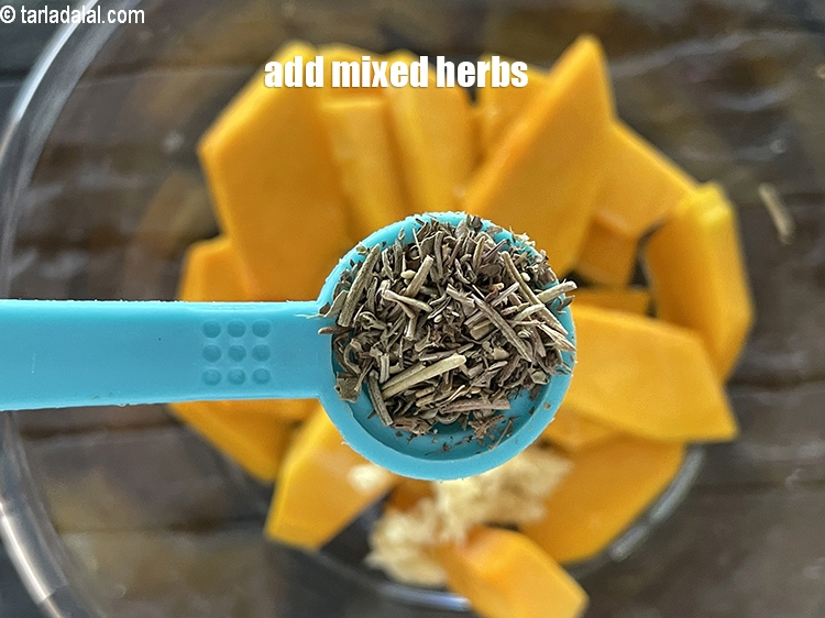 स्टेप 12 – १/२ टी-स्पून&nbsp;<a href=""https://www.tarladalal.com/glossary-dried-mixed-herbs-hindi-466i"">सूखे मिले जुले हर्बस्</a>&nbsp;डालें।