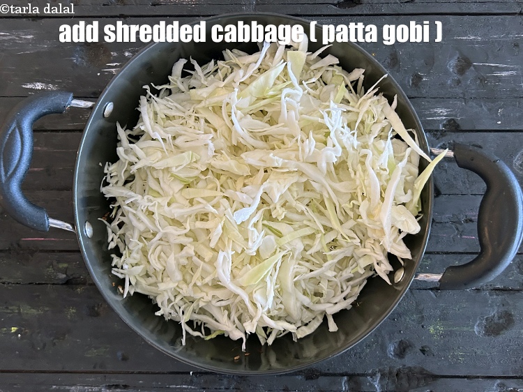 स्टेप 12 – ४ कप&nbsp;<a href=""https://www.tarladalal.com/glossary-shredded-cabbage-hindi-763i"">पत्ता गोभी कटी हुई</a>&nbsp;डालें।