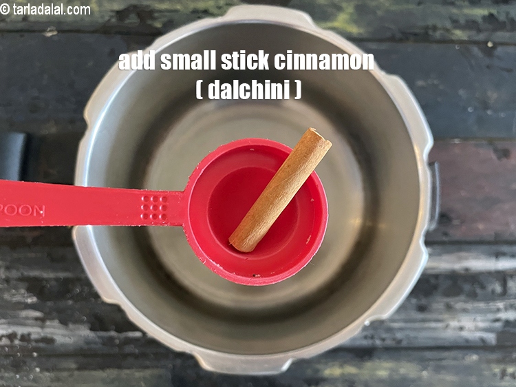 स्टेप 12 – १&nbsp;छोटी छड़ी&nbsp;<a href=""https://www.tarladalal.com/glossary-cinnamon-dalchini-hindi-346i"">दालचीनी</a>&nbsp;<span style=""font-size:11.0pt""><span style=""background-color:white""><span style=""font-family:&quot;Nirmala UI&quot;,sans-serif""><span style=""color:black"">डालें।</span></span></span></span>
