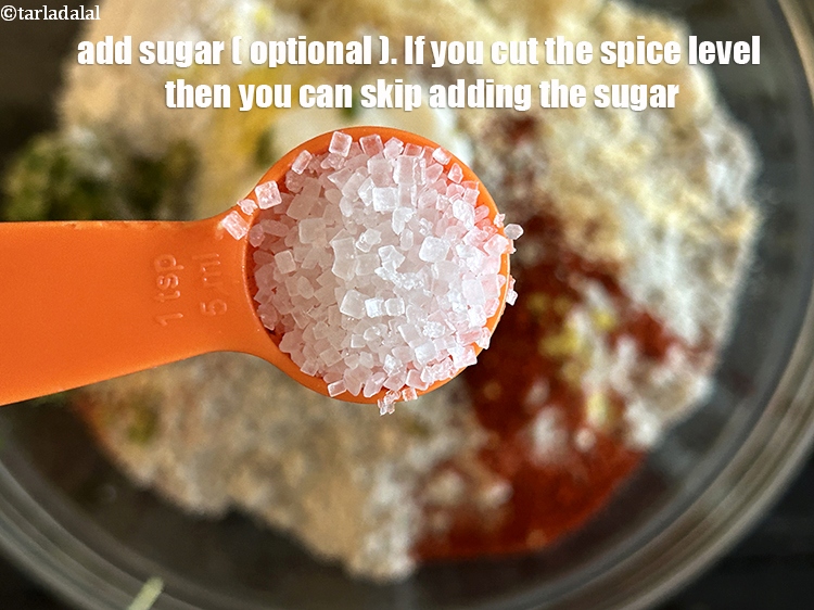 स्टेप 12 – १ टी-स्पून&nbsp;<a href=""https://www.tarladalal.com/glossary-sugar-chini-shakkar-hindi-278i"">चीनी</a>&nbsp;डालें।&nbsp;यदि आप मसाले का स्तर कम कर देते …