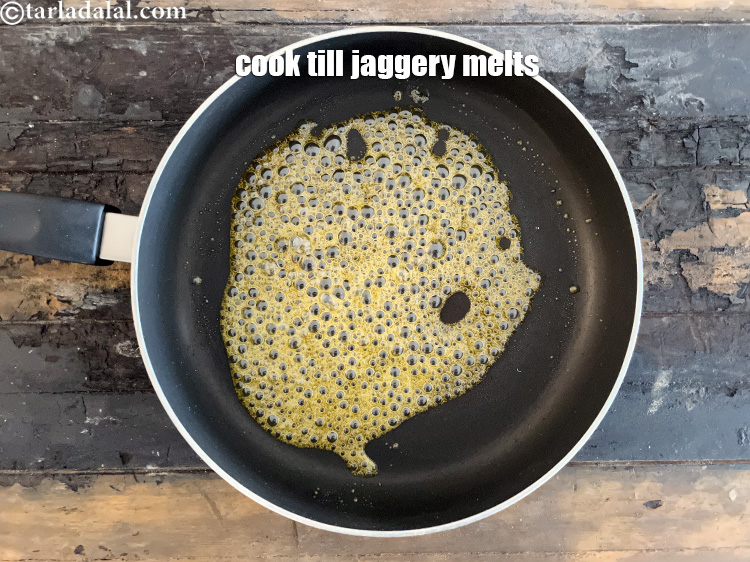 स्टेप 23 – याद रखें कि गुड़ को धीमी आंच पर ही पिघलाएं, …